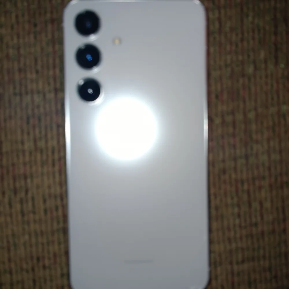 Samsung Galaxy S24 - Sleek White